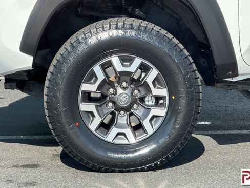 Used 2020 Toyota Tacoma TRD Off-Road AWD/4WD image 31