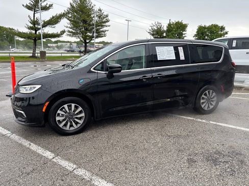 Used 2023 Chrysler Pacifica Touring-L FWD image 14