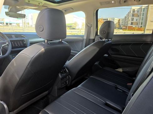 Used 2023 Volkswagen Tiguan SE w/ Panoramic Sunroof Package image 28