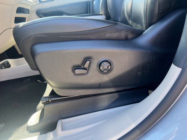 Used 2020 Chrysler Pacifica Touring-L FWD image 15
