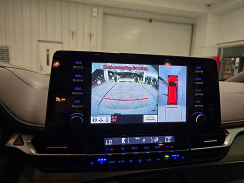 Used 2024 Toyota Sienna Platinum FWD image 25