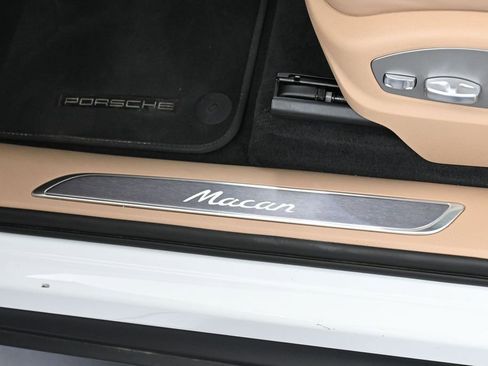 Used 2025 Porsche Macan AWD/4WD image 16