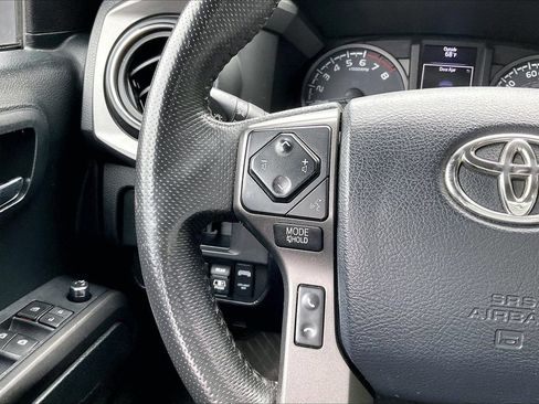 Used 2017 Toyota Tacoma TRD Off-Road AWD/4WD image 28