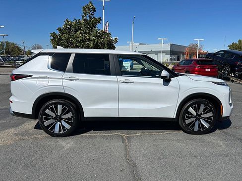 New 2025 Mitsubishi Outlander SE image 11