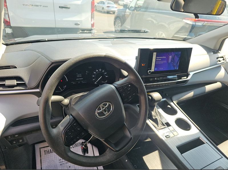 Used 2025 Toyota Sienna LE FWD image 11