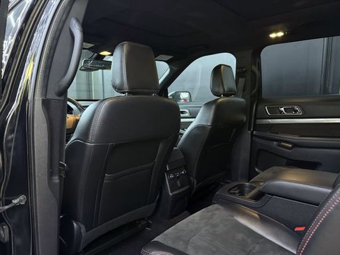 Used 2018 Ford Explorer XLT w/ XLT Appearance Package AWD/4WD image 18