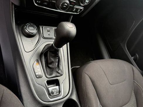 Used 2020 Jeep Cherokee Latitude w/ Cold Weather Group AWD/4WD image 14