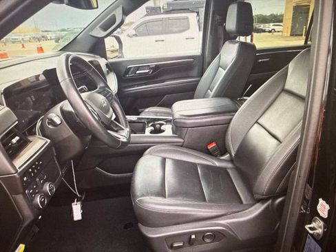 Used 2025 Chevrolet Suburban Z71 AWD/4WD image 12