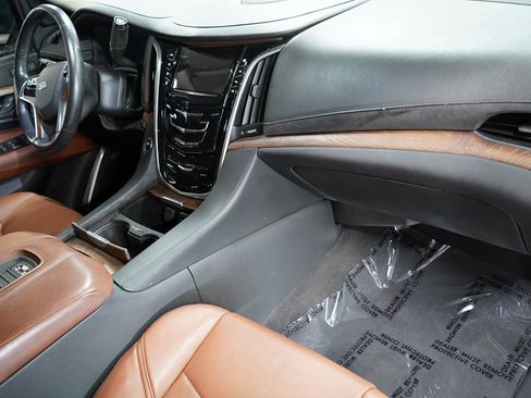 Used 2020 Cadillac Escalade Premium Luxury RWD image 26