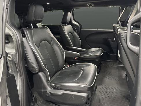 Used 2022 Chrysler Pacifica Limited w/ Uconnect Theater Family Group image 34