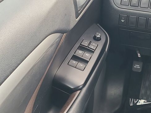 Used 2019 Toyota Highlander XLE image 24