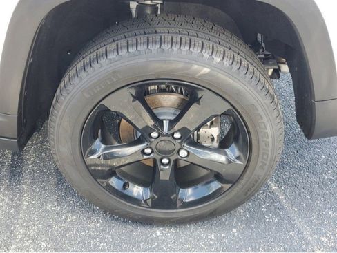 Used 2025 Jeep Grand Cherokee Limited w/ Black Appearance Package image 5