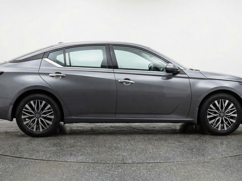 Used 2025 Nissan Altima 2.5 SV image 11