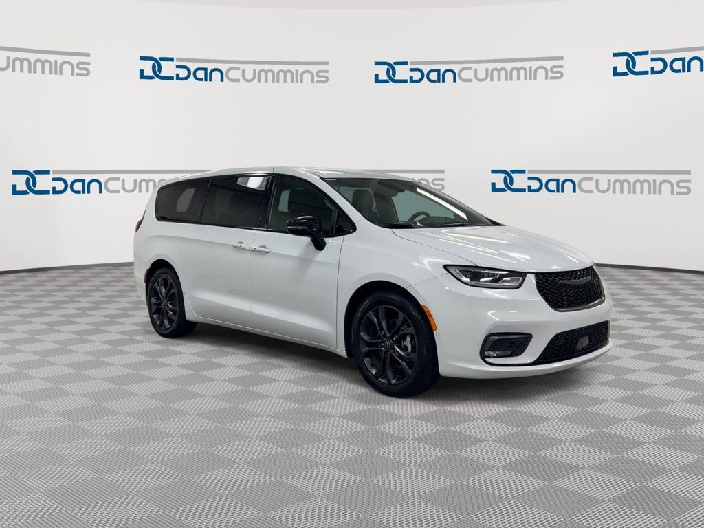 New 2026 Chrysler Pacifica Select FWD image 2