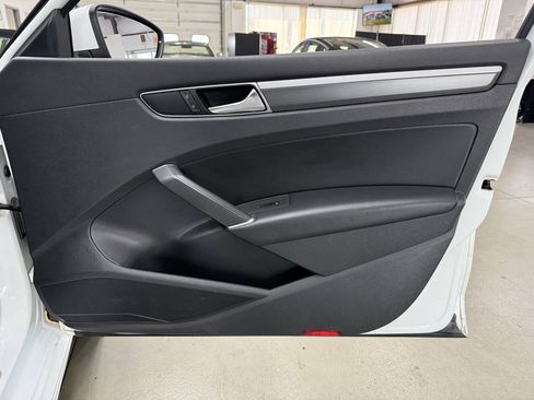 Used 2018 Volkswagen Passat 2.0T R-Line w/ R-Line Lighting Package FWD image 16