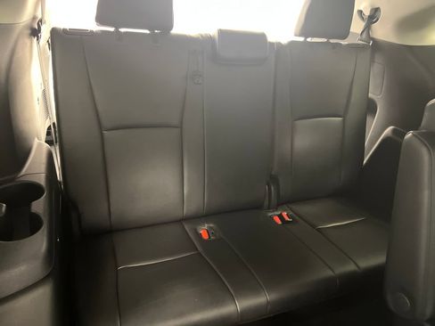 Used 2025 Toyota Highlander XLE FWD image 39