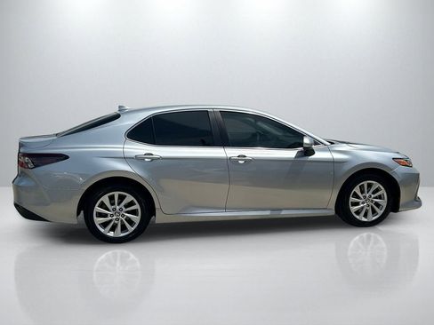 Used 2021 Toyota Camry LE FWD image 4