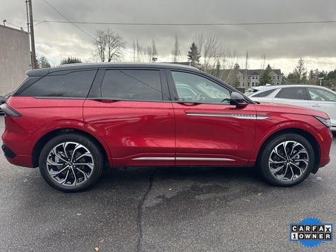 Used 2024 Lincoln Nautilus Reserve image 11