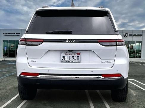 Used 2023 Jeep Grand Cherokee Laredo AWD/4WD image 3