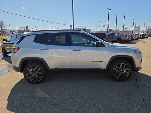 New 2026 Jeep Compass Latitude image 9