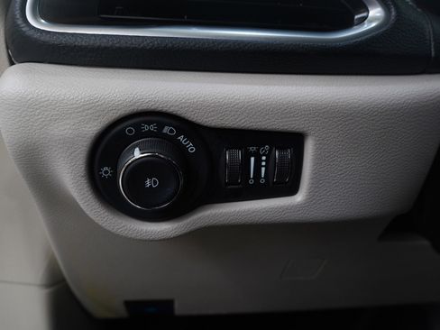 Used 2024 Chrysler Pacifica Limited FWD image 25