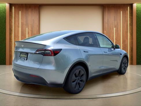 Used 2024 Tesla Model Y Long Range AWD/4WD image 33