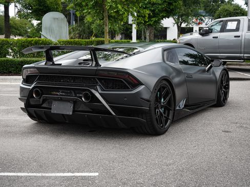 Used 2018 Lamborghini Huracan Performante AWD/4WD image 11