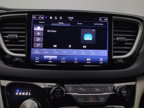 Used 2023 Chrysler Pacifica Touring-L FWD image 25