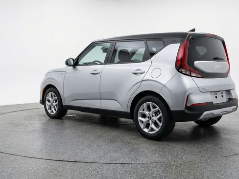 Used 2025 Kia Soul LX w/ LX Technology Package FWD image 6