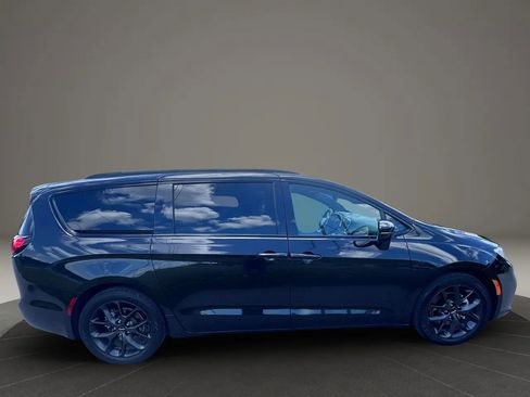 Used 2022 Chrysler Pacifica Touring-L w/ S Appearance Package FWD image 3