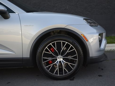 Certified 2025 Porsche Macan 4S Electric image 11