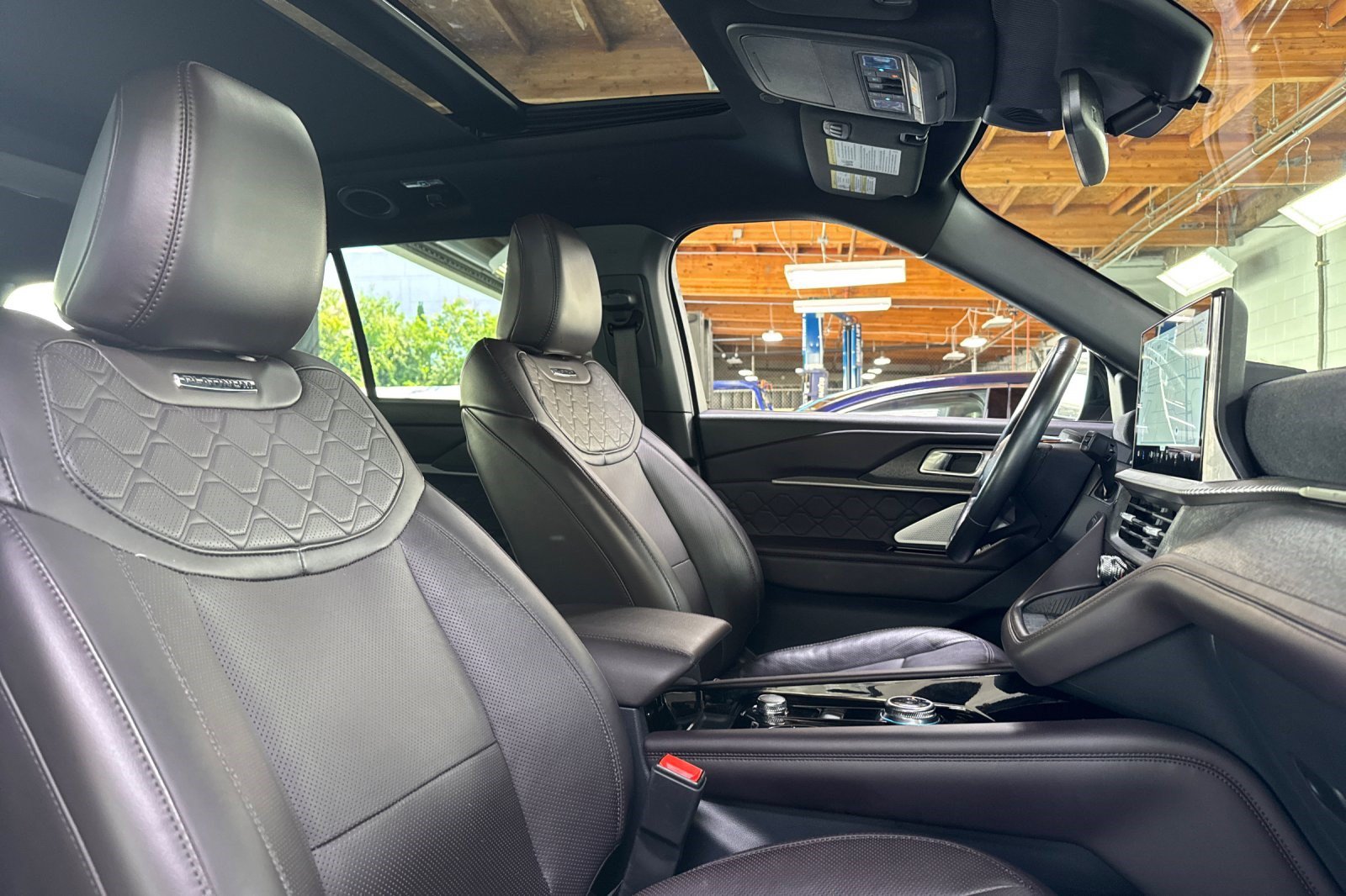 Used 2025 Ford Explorer Platinum w/ LUX Leather Package AWD/4WD image 27