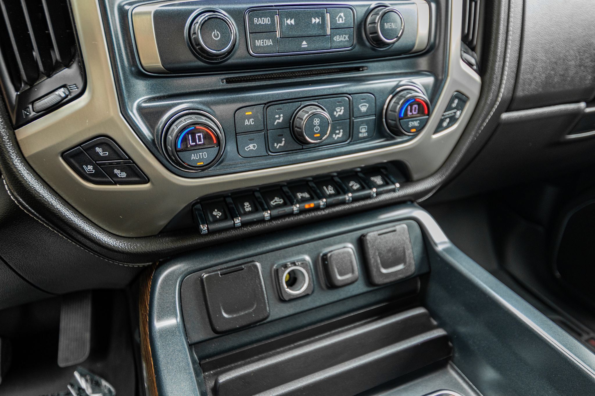 Used 2017 GMC Sierra 2500 Denali w/ Duramax Plus Package AWD/4WD image 19