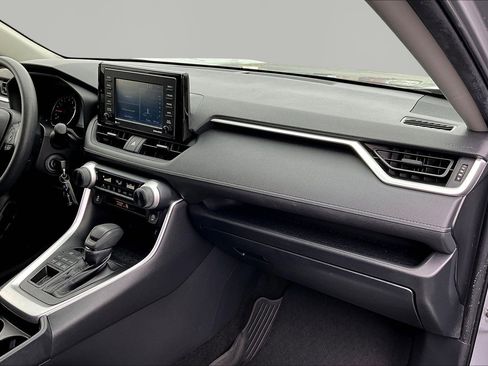 Used 2021 Toyota RAV4 LE image 27