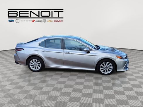 Used 2024 Toyota Camry LE image 4