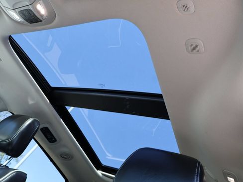 Used 2023 Chrysler Pacifica Limited FWD image 20