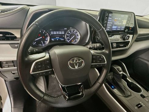 Used 2021 Toyota Highlander XLE FWD image 11