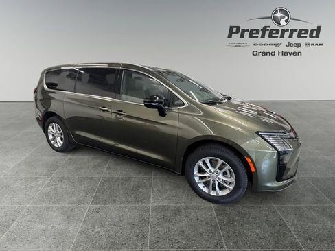Used 2027 Chrysler Pacifica Select AWD/4WD image 9