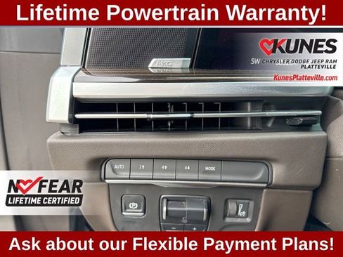 Used 2025 Cadillac Escalade Premium Luxury AWD/4WD image 21