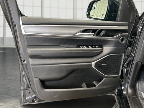 Used 2025 Jeep Wagoneer 4WD image 19