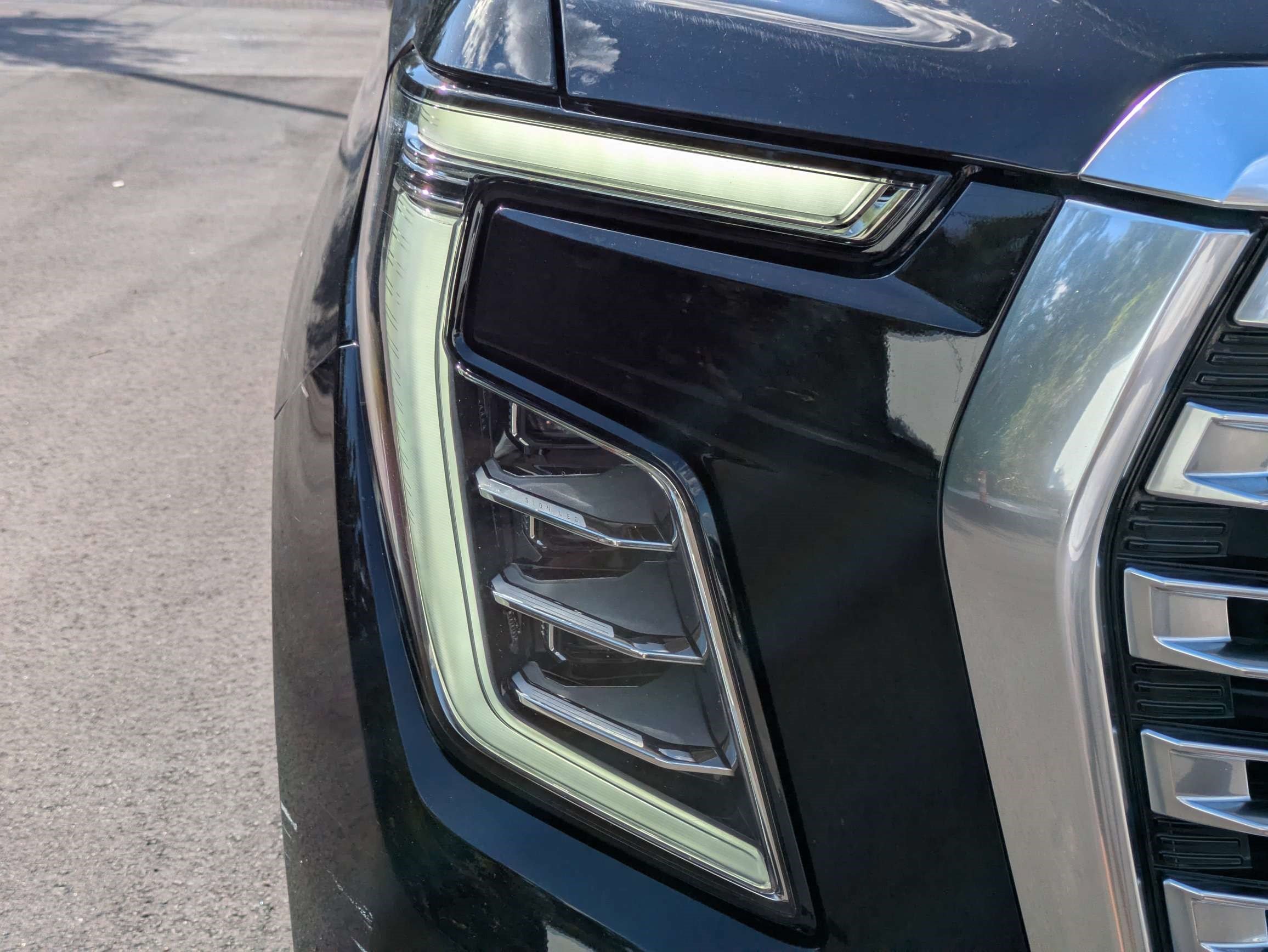 Used 2025 GMC Yukon XL Denali AWD/4WD image 9