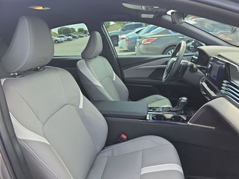 Used 2025 Toyota Camry SE w/ Convenience Package FWD image 10