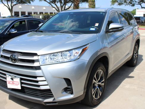 Used 2019 Toyota Highlander LE FWD image 3