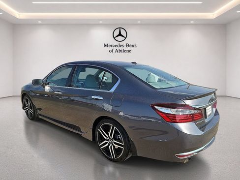Used 2017 Honda Accord Touring image 4