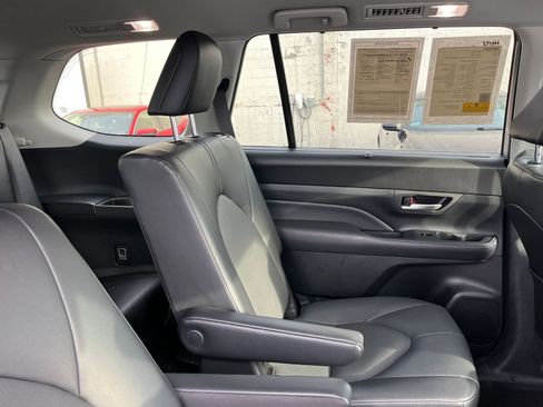 Used 2025 Toyota Grand Highlander FWD image 38