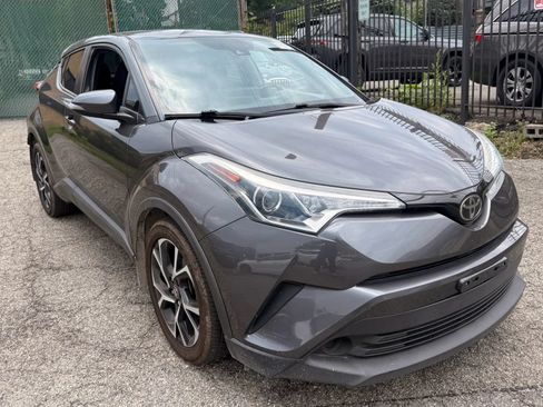 Used 2019 Toyota C-HR XLE FWD image 3