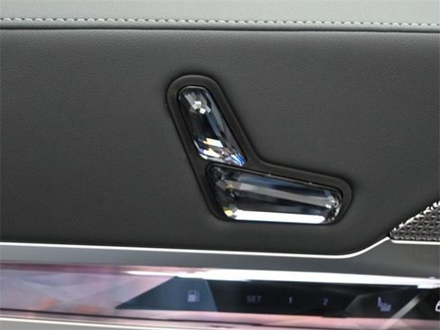 New 2026 BMW 750e xDrive w/ Premium Package image 21