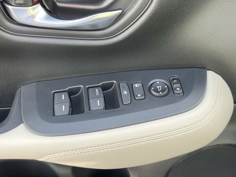 Used 2025 Honda HR-V LX image 19