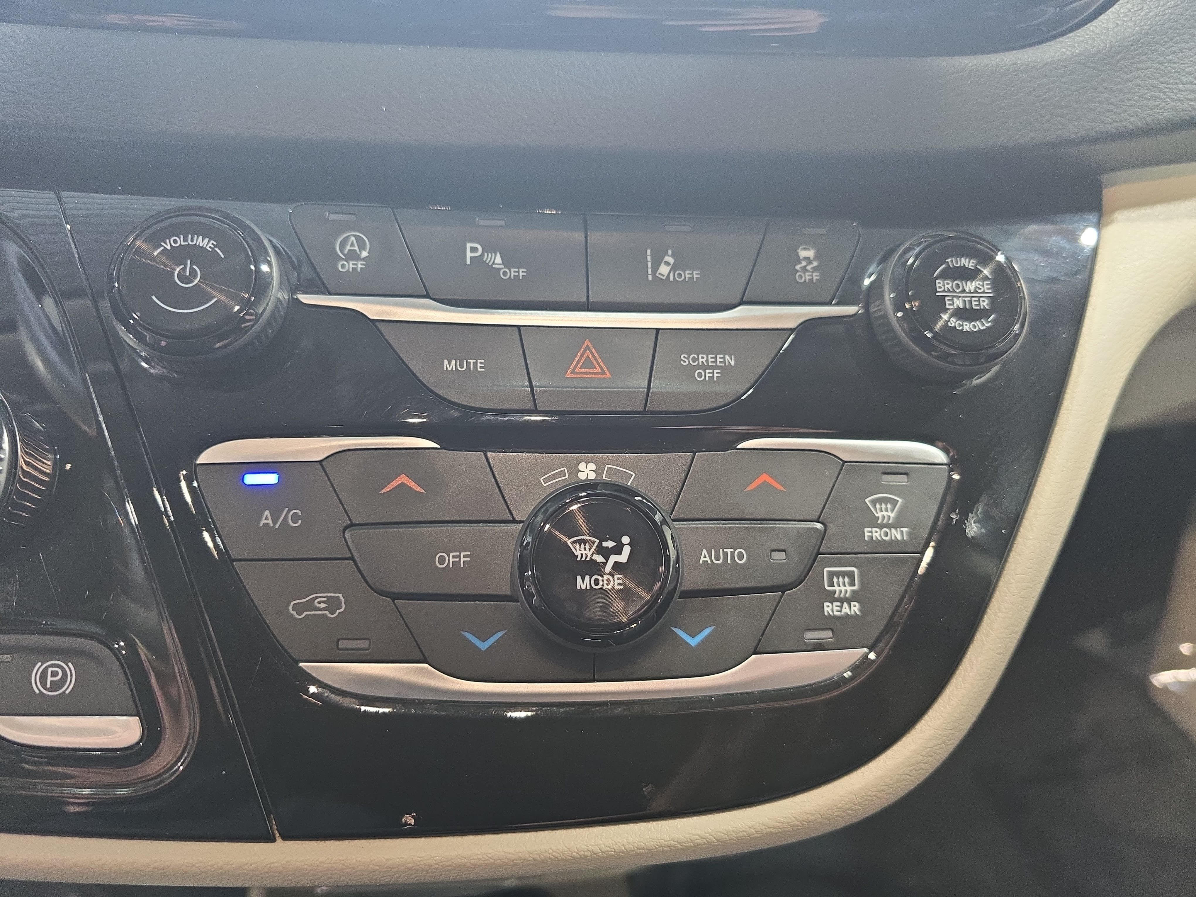 Used 2024 Chrysler Pacifica Touring-L FWD image 24