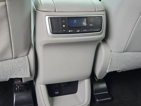Used 2016 Toyota Highlander XLE AWD/4WD image 12